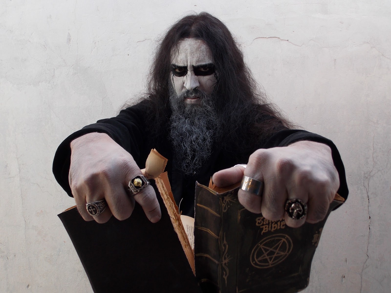 Lire la suite à propos de l’article Interview avec le lead vocal d’un groupe de black metal chrétien : Cerimonial Sacred